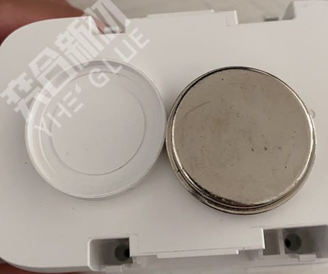 abs塑料粘磁铁用什么胶水? 奕合YH-315高浓度快干胶水帮客户解决粘接问题