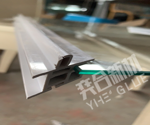 PVC粘钢化玻璃用什么胶水最好?奕合多功能结构胶撕裂材质不开胶
