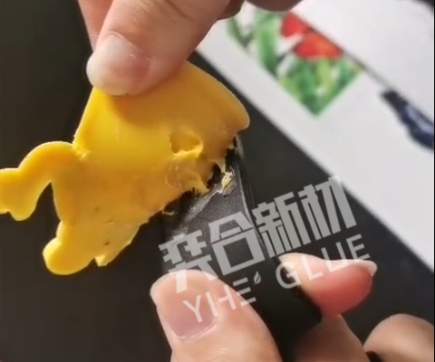 软pvc塑料定制专用胶水_卡通玩具行业用胶案例_奕合胶粘剂厂家