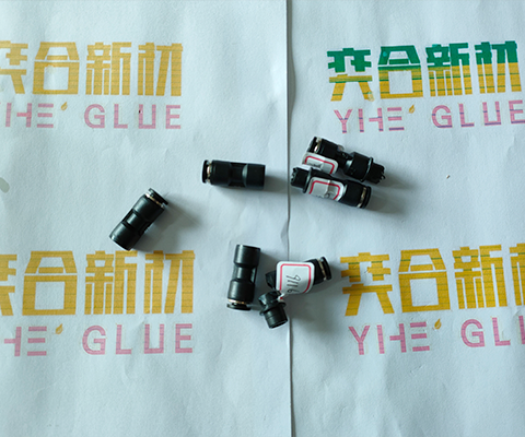 什么胶水可以粘PVC与PBT材质? 透明瞬干可达撕裂效果不脱胶_奕合胶业