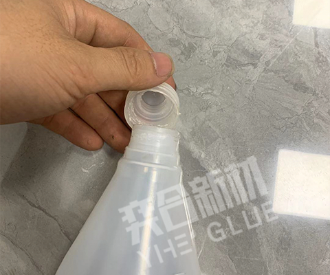 机油PE塑料瓶套接用什么胶水?pe专用塑料快干胶_奕合胶业