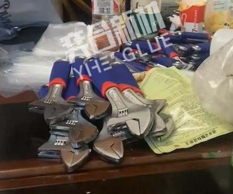TPR套接金属用胶方案 奕合耐高温湿气固化的聚氨酯套接塑料胶水