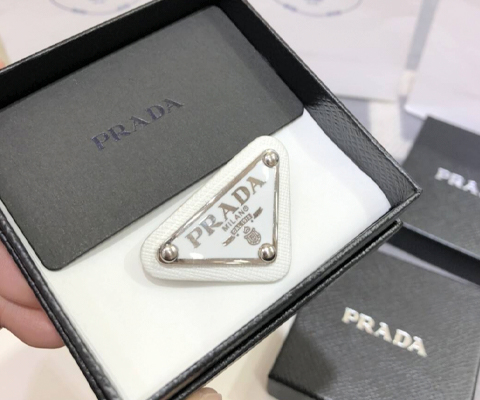 PRADA胸针难粘？奕合金属速干胶轻松解决
